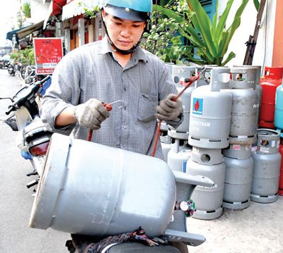 Saigon Petro and Petro Vietnam Gas companies have slashed retail prices on a 12 kg cooking gas cylinder (Photo: SGGP) Saigon Petro and Petro Vietnam Gas companies have slashed retail prices on a 12 kg cooking gas cylinder (Photo: SGGP)